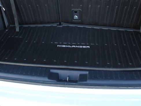 Used 2022 Toyota Highlander XLE image 28