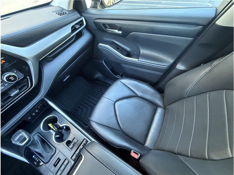 Used 2021 Toyota Highlander XLE AWD/4WD image 12