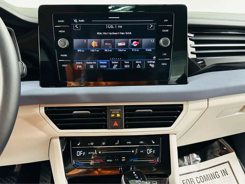 Used 2025 Volkswagen Jetta SE w/ Sunroof Package image 9