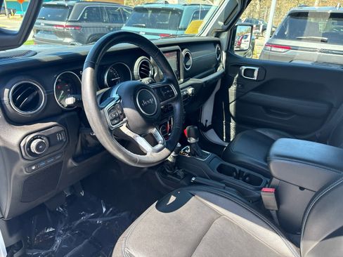 Used 2023 Jeep Wrangler Unlimited Rubicon 4xe w/ Cold Weather Group AWD/4WD image 9