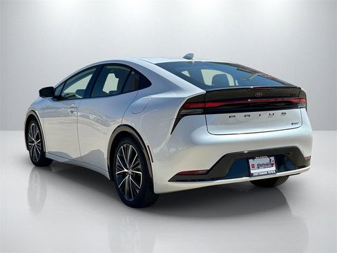 Used 2025 Toyota Prius XLE image 7