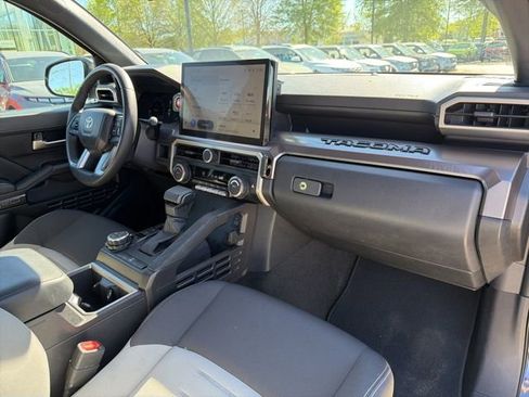 Used 2025 Toyota Tacoma TRD Off-Road AWD/4WD image 32