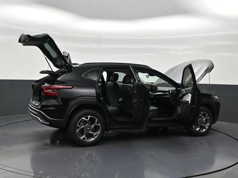 Used 2025 Chevrolet Trax LT FWD image 31