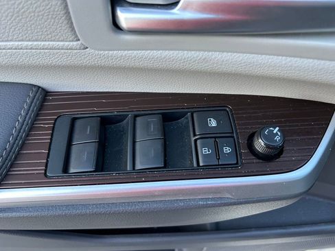 Used 2024 Toyota Sienna XLE FWD image 18