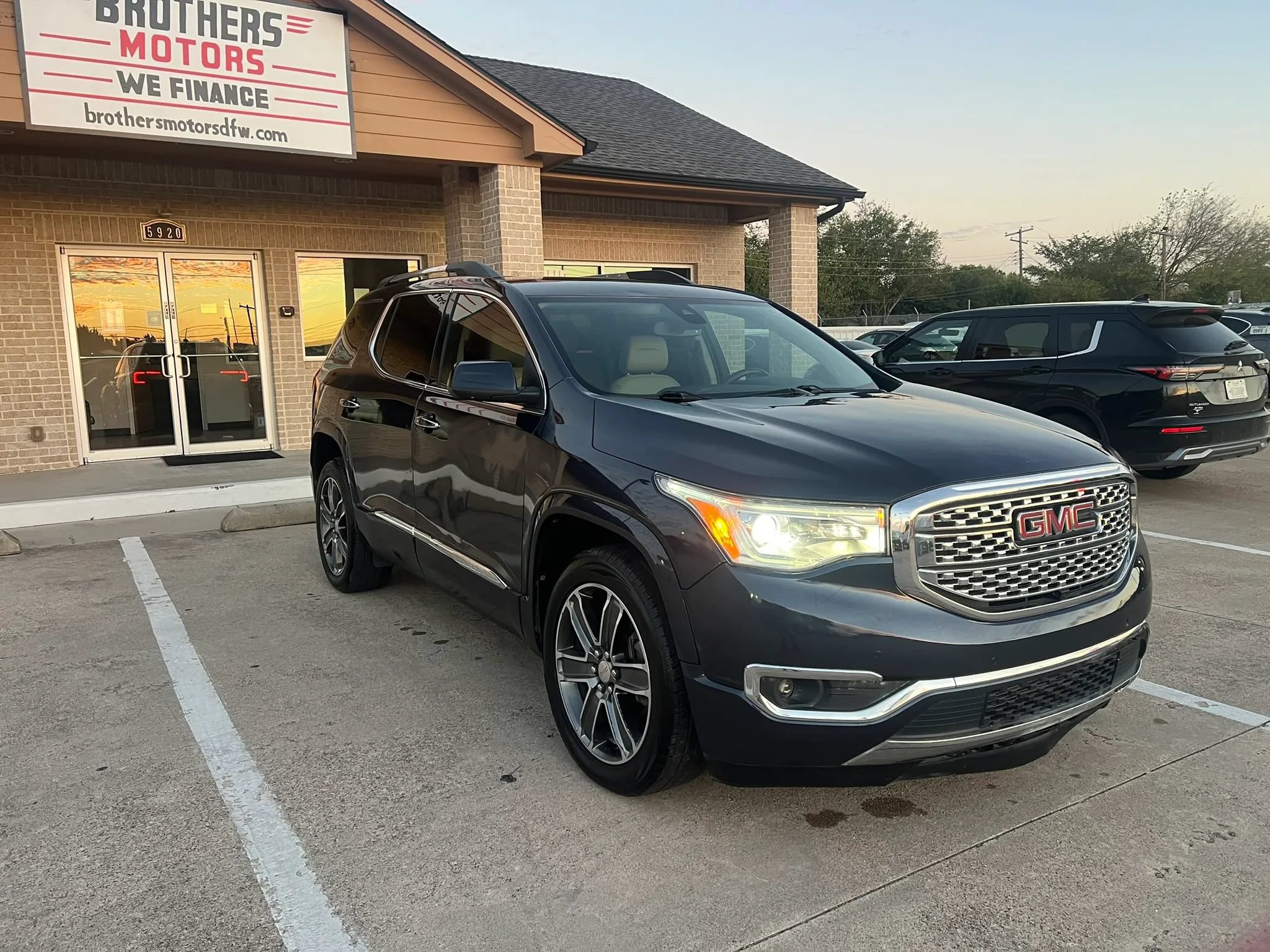 Used 2019 GMC Acadia Denali w/ Technology Package AWD/4WD image 3