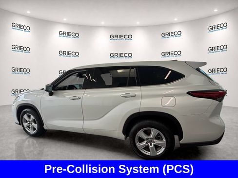 Used 2022 Toyota Highlander L FWD image 5