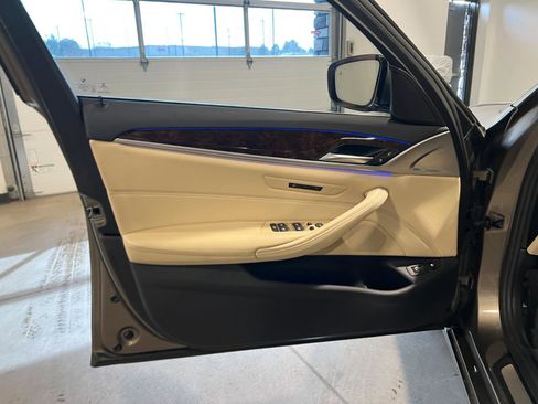 Used 2019 BMW 530e xDrive w/ Premium Package image 29