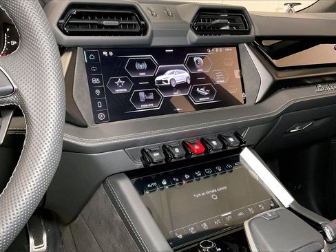 Used 2025 Lamborghini Urus SE image 11