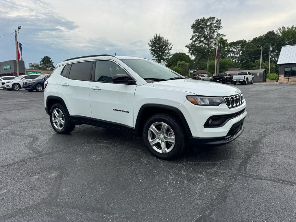Used 2024 Jeep Compass Latitude AWD/4WD image 4