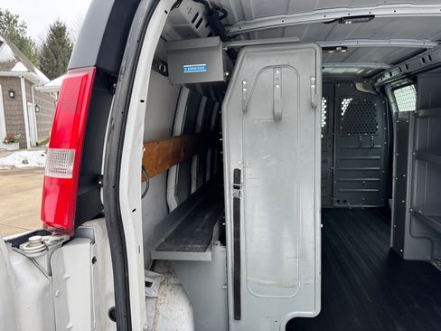 Used 2015 Chevrolet Express 2500 image 26