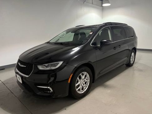 Used 2022 Chrysler Pacifica Touring-L FWD image 3