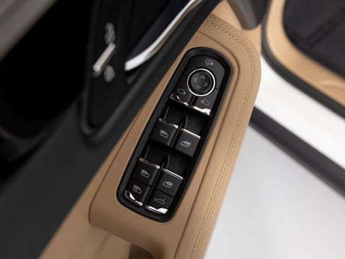 Certified 2026 Porsche Macan AWD/4WD image 17