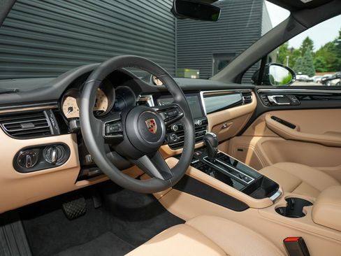 Certified 2026 Porsche Macan AWD/4WD image 4