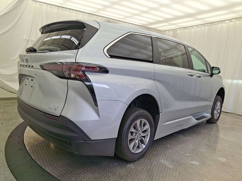 Used 2024 Toyota Sienna LE FWD image 27