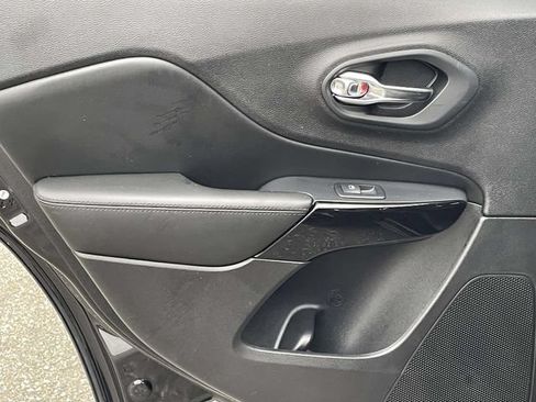 Used 2019 Jeep Cherokee Latitude Plus FWD image 10