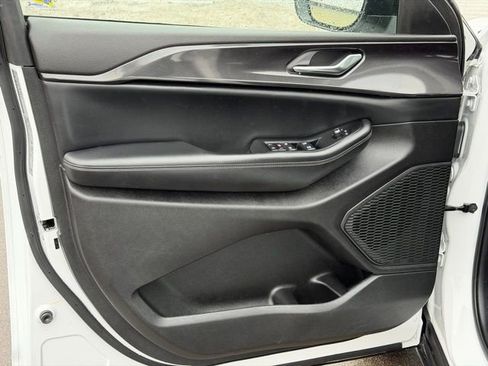 Used 2023 Jeep Grand Cherokee Laredo image 9