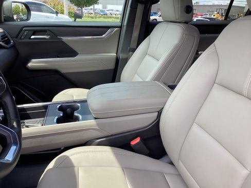 Used 2026 GMC Acadia Elevation w/ Elevation Premium Package FWD image 12