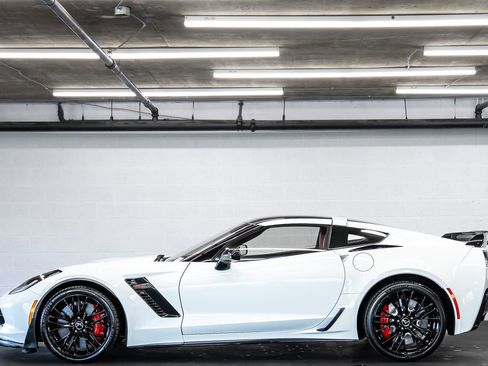 Used 2015 Chevrolet Corvette Z06 w/ 3LZ Preferred Equipment Group image 3