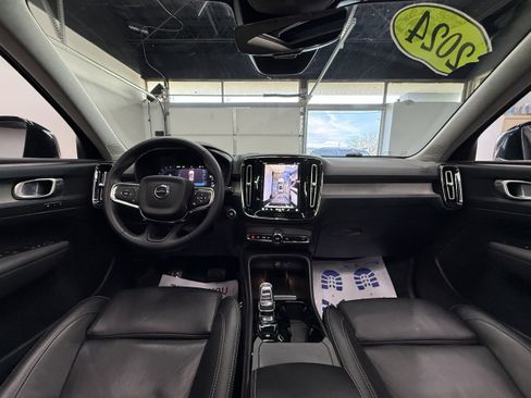 Used 2024 Volvo XC40 B5 Plus image 13