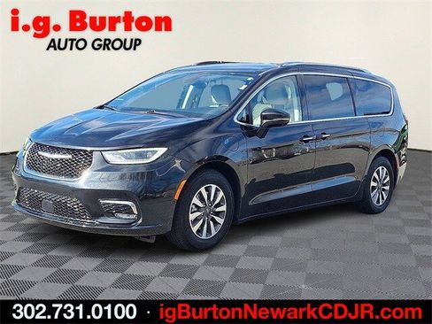Used 2021 Chrysler Pacifica Touring-L image 3