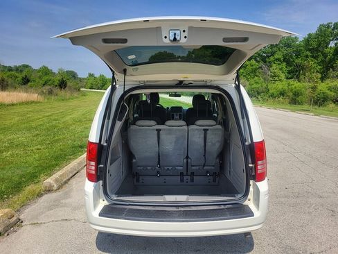 Used 2010 Chrysler Town & Country LX w/ Entertainment Group #1 FWD image 10