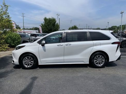 Certified 2022 Toyota Sienna XLE FWD image 5