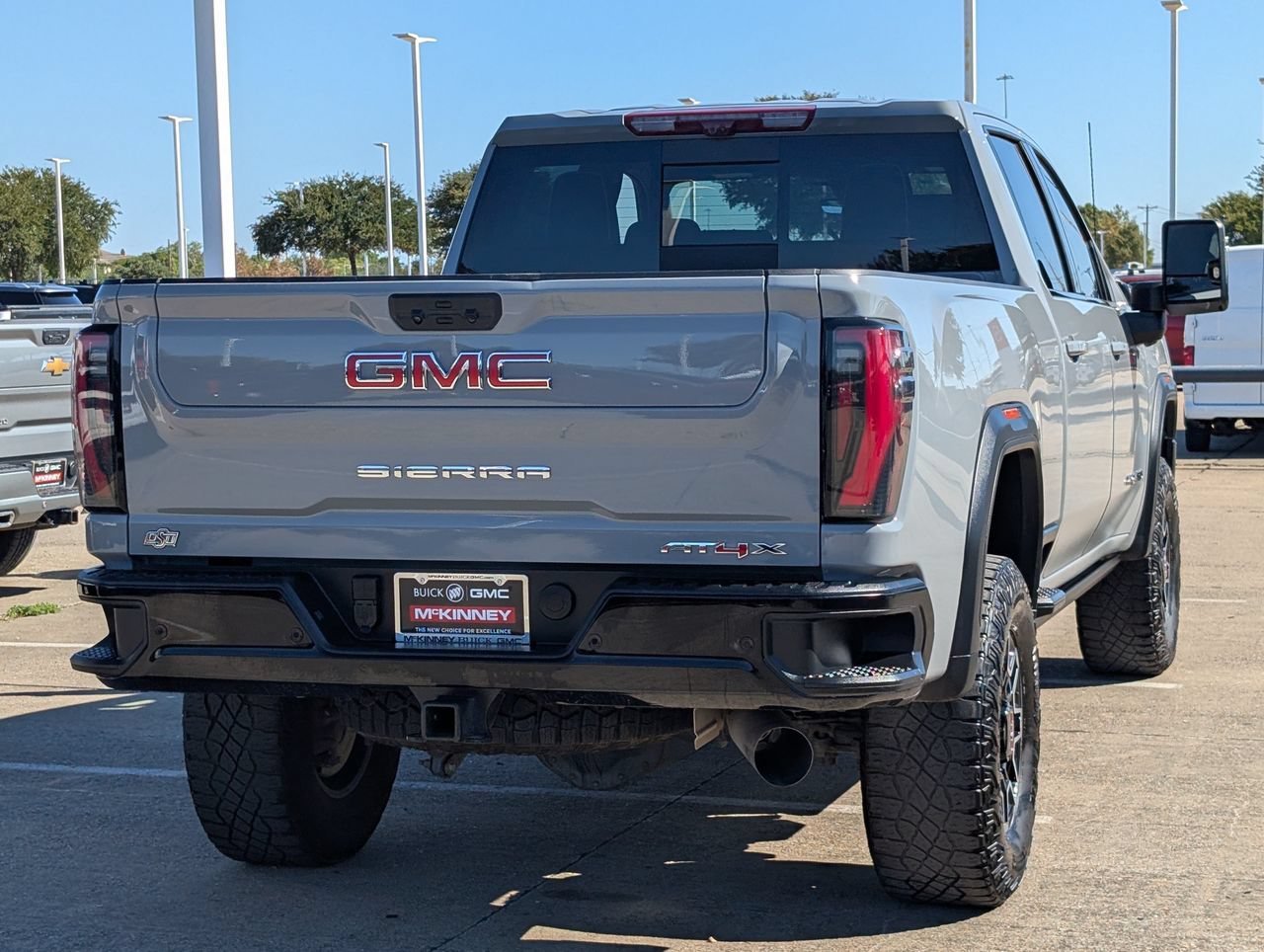 Used 2025 GMC Sierra 2500 AT4X AWD/4WD image 4