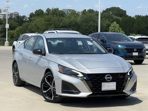Used 2025 Nissan Altima 2.5 SR FWD image 2