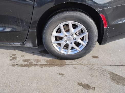 Used 2022 Chrysler Pacifica Touring-L image 24