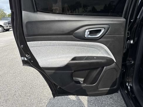 Used 2025 Jeep Compass Latitude AWD/4WD image 9