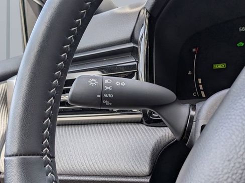 Used 2025 Toyota Camry SE image 30