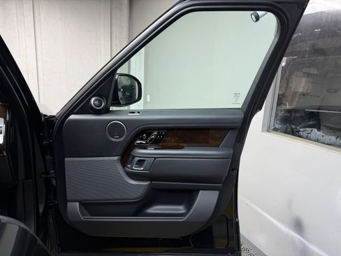 Used 2020 Land Rover Range Rover HSE image 24
