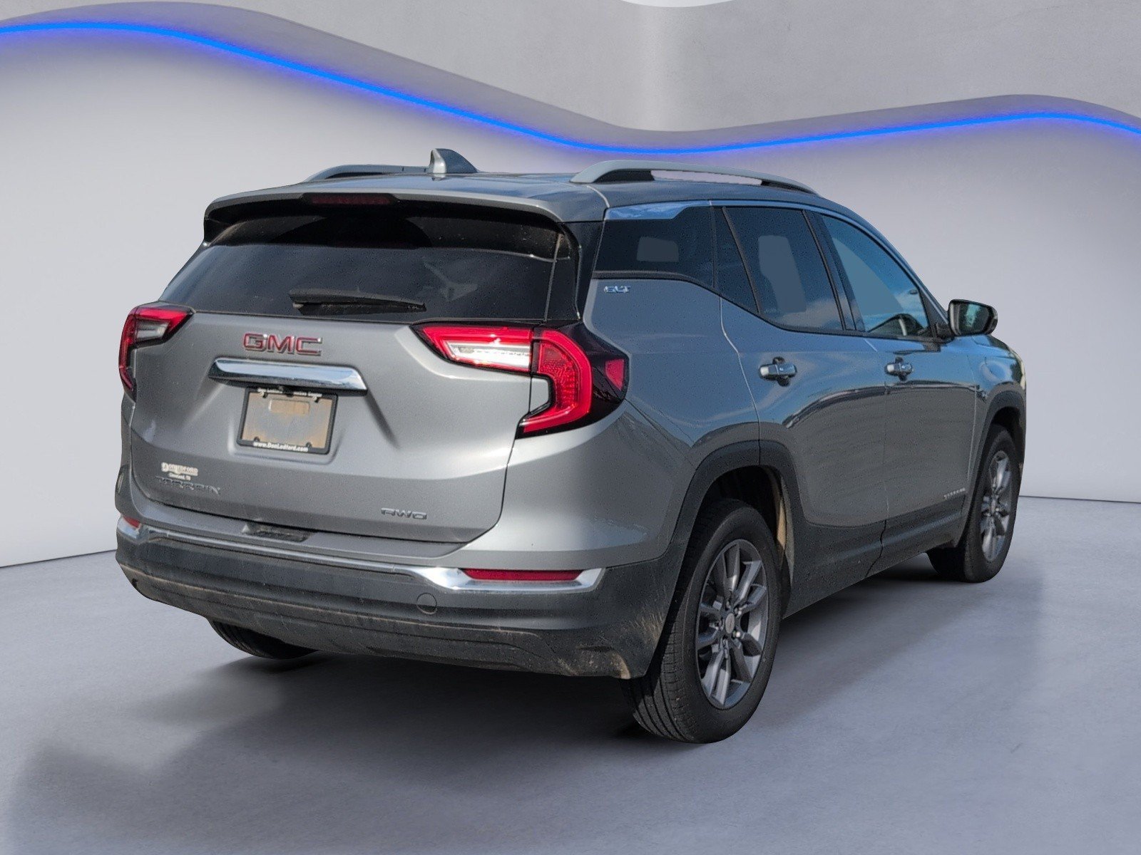 Used 2024 GMC Terrain SLT w/ LPO, Floor Liner Package AWD/4WD image 3