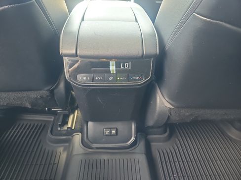 Used 2021 Toyota Highlander XLE AWD/4WD image 30
