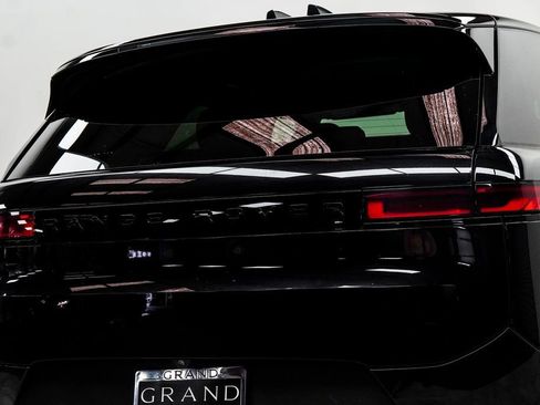 Used 2025 Land Rover Range Rover Sport SE image 13