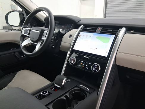 New 2025 Land Rover Discovery S image 21