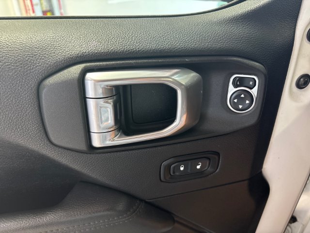 Used 2021 Jeep Wrangler Unlimited Sahara AWD/4WD image 17