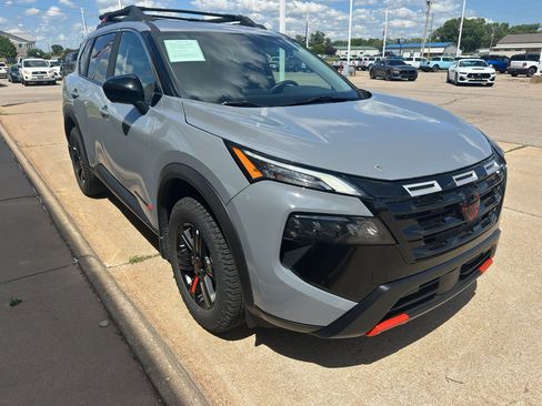 Used 2025 Nissan Rogue SV AWD/4WD image 2