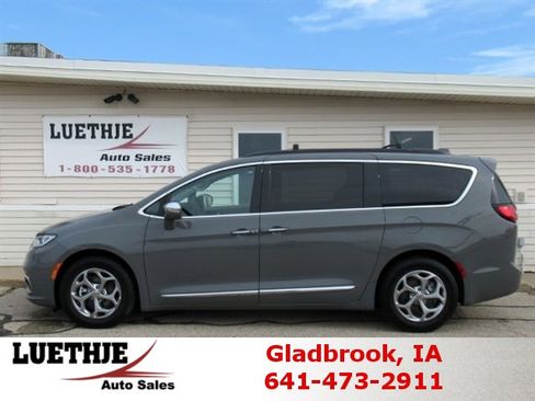 Used 2022 Chrysler Pacifica Limited image 1