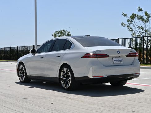 Used 2025 BMW i5 eDrive40i w/ Executive Package RWD image 7