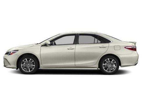 Used 2015 Toyota Camry SE image 3