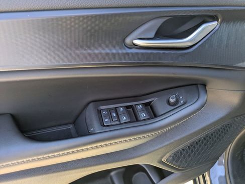 Used 2023 Jeep Grand Cherokee Laredo image 9