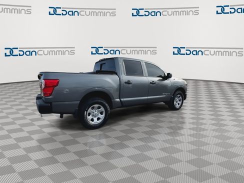 Used 2018 Nissan Titan S image 9