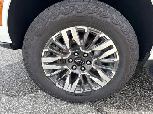 Used 2025 Chevrolet Suburban Z71 w/ Comfort Package image 35