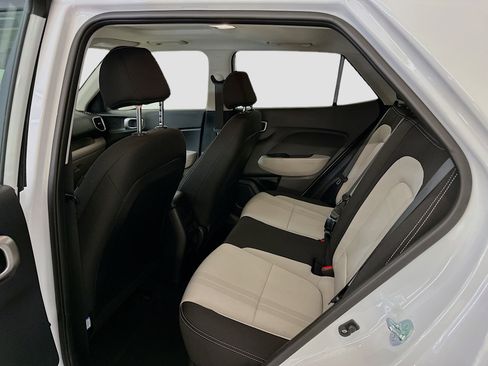 Used 2025 Hyundai Venue SEL image 29