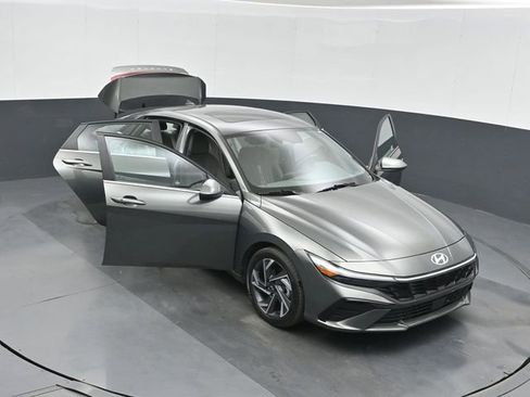 Used 2025 Hyundai Elantra SEL image 50