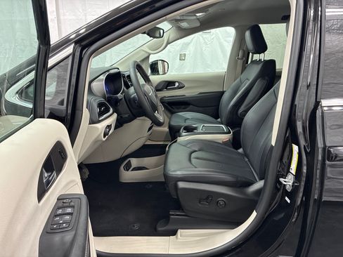 Certified 2024 Chrysler Pacifica Touring-L AWD/4WD image 14