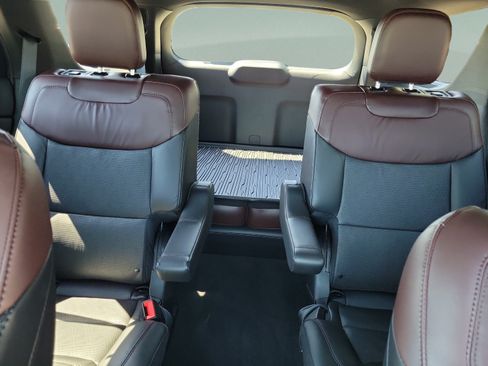 Used 2024 Ford Explorer Platinum w/ Technology Package AWD/4WD image 9