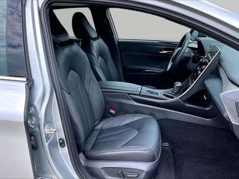 Used 2021 Toyota Avalon XLE w/ Moonroof Package FWD image 9