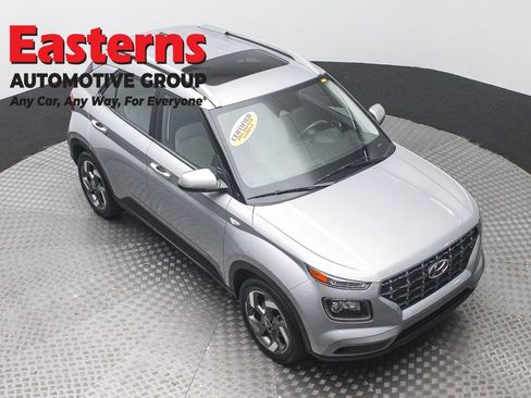 Used 2025 Hyundai Venue SEL FWD image 3